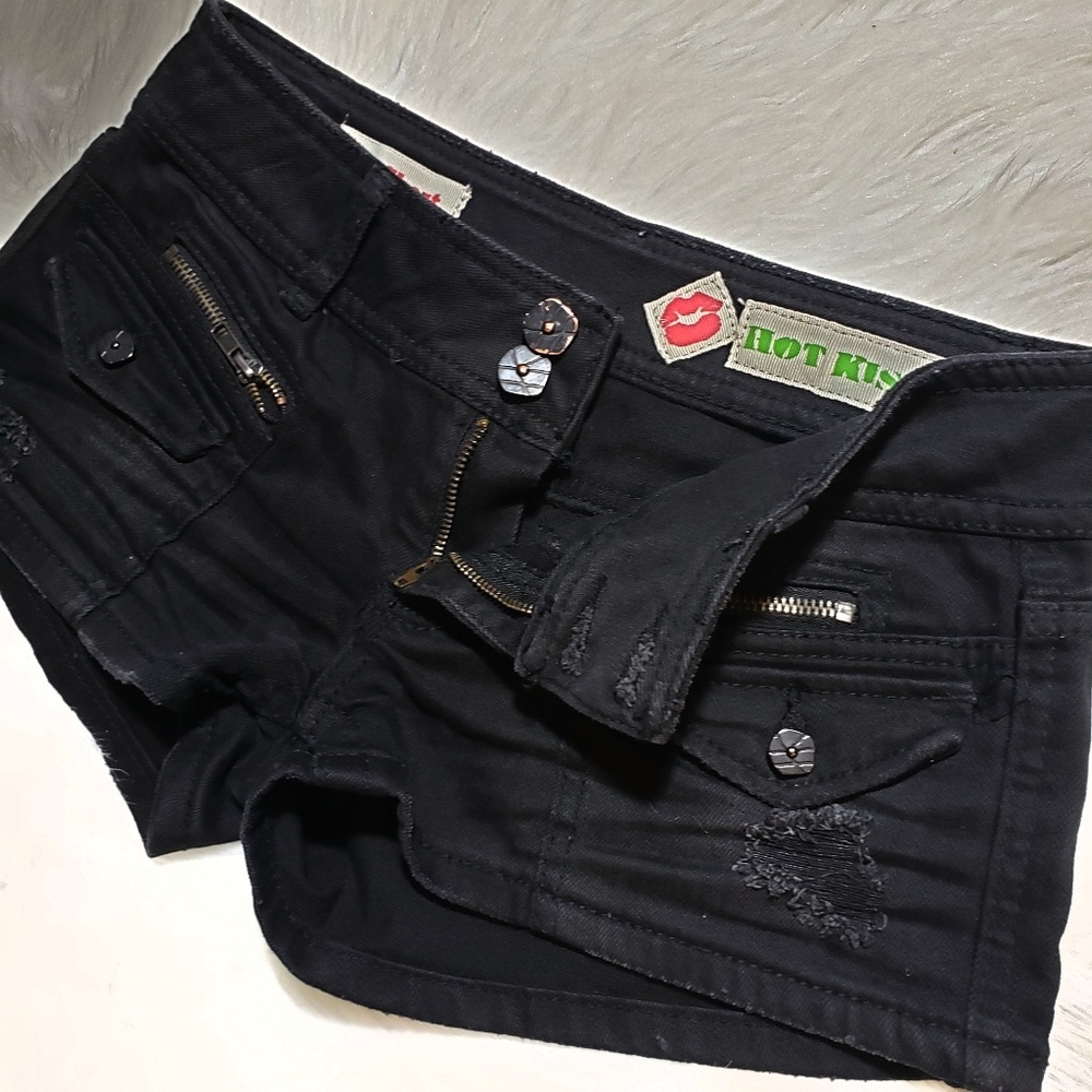 NWOT•Hot Kiss Cici Distressed Shorts